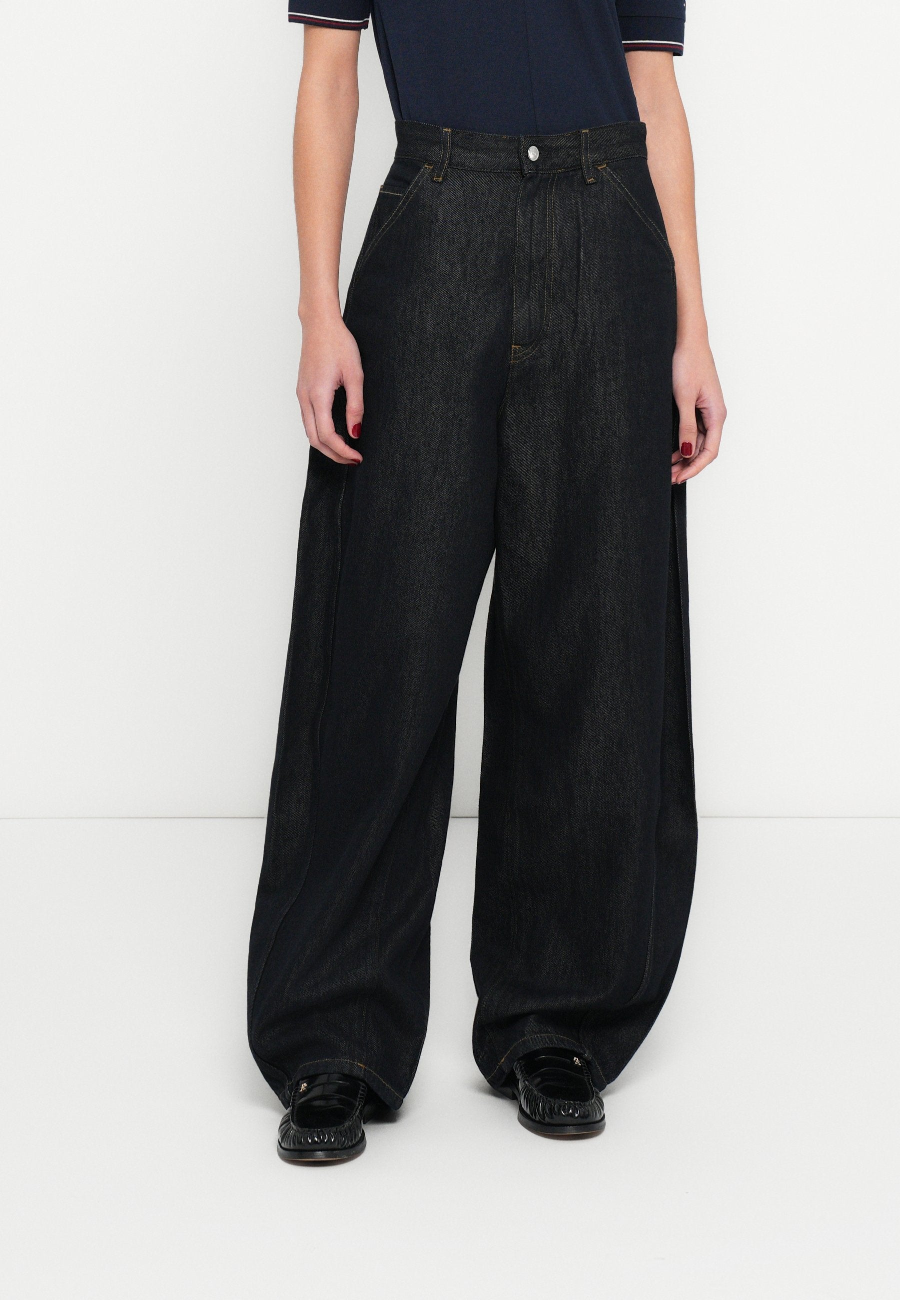 HIGH RISE LOOSE BALLOON LEG JEANS Media 3