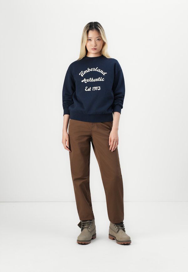 Timberland BRUSHED BACK CHEST GRAPHIC CREW