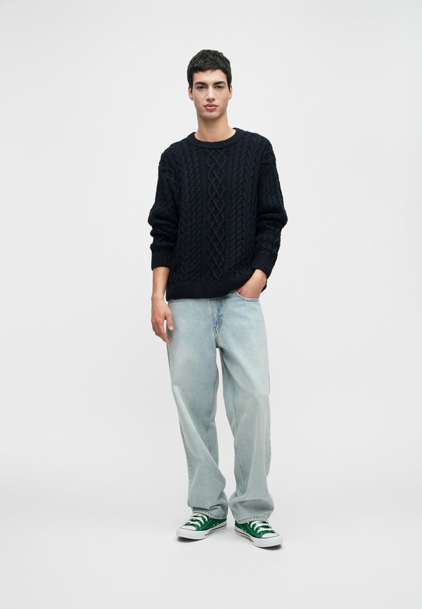 Abercrombie & Fitch EXCLUSIVE CABLE CREW