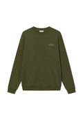 Olivgrüner Sweatshirt aus weichem Stoff, mit Rundhalsausschnitt, langen Ärmeln, gerippten Bündchen und einem kleinen gestickten Logo auf der Brust.
