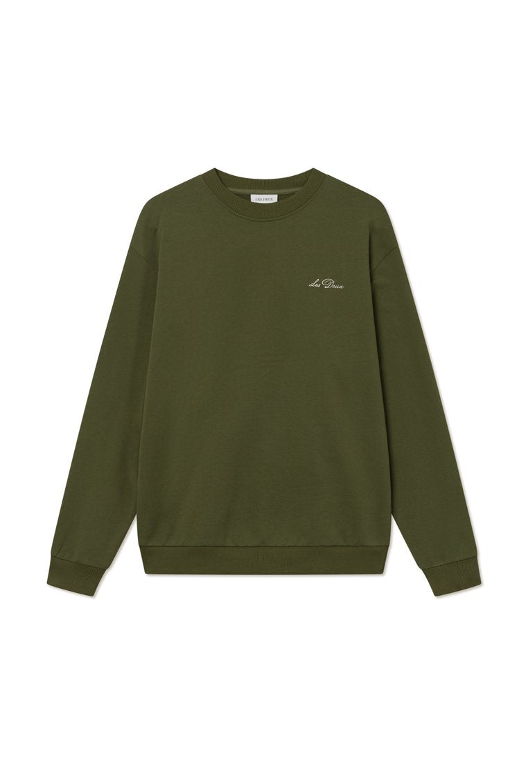 Olivgrüner Sweatshirt aus weichem Stoff, mit Rundhalsausschnitt, langen Ärmeln, gerippten Bündchen und einem kleinen gestickten Logo auf der Brust.