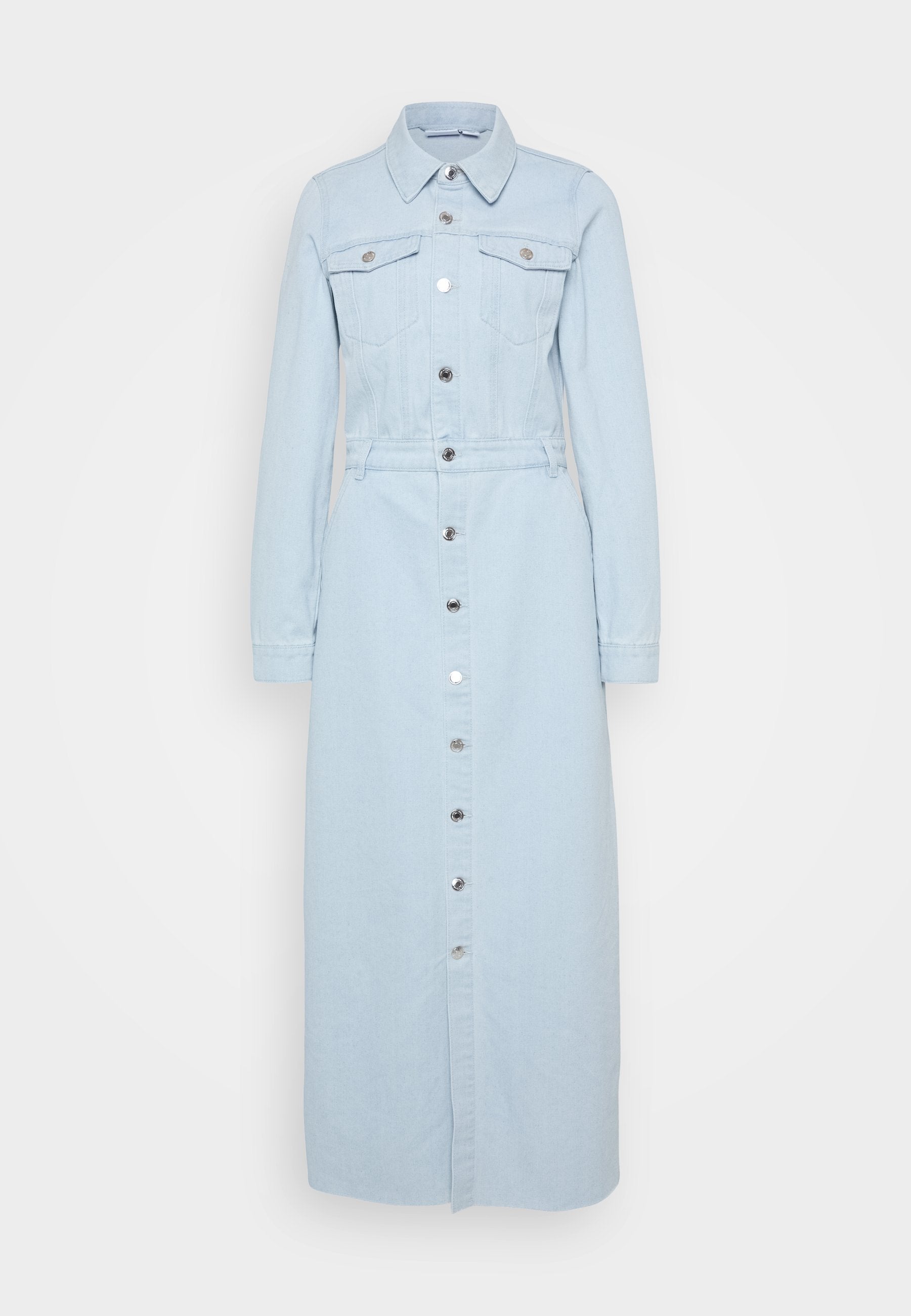 Hellblaues Jeanshemdkleid mit langen Ärmeln, durchgehender Knopfleiste, zwei Brusttaschen und tailliertem Gürtel für eine figurbetonte Silhouette.