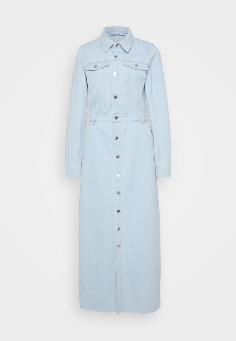 Hellblaues Jeanshemdkleid mit langen Ärmeln, durchgehender Knopfleiste, zwei Brusttaschen und tailliertem Gürtel für eine figurbetonte Silhouette.