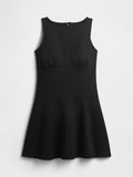 Ärmelloses schwarzes Kleid mit tailliertem Oberteil, rundem Ausschnitt und ausgestelltem Rock, flach auf weißem Hintergrund präsentiert.