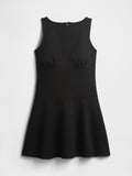 Ärmelloses schwarzes Kleid mit tailliertem Oberteil, rundem Ausschnitt und ausgestelltem Rock, flach auf weißem Hintergrund präsentiert.