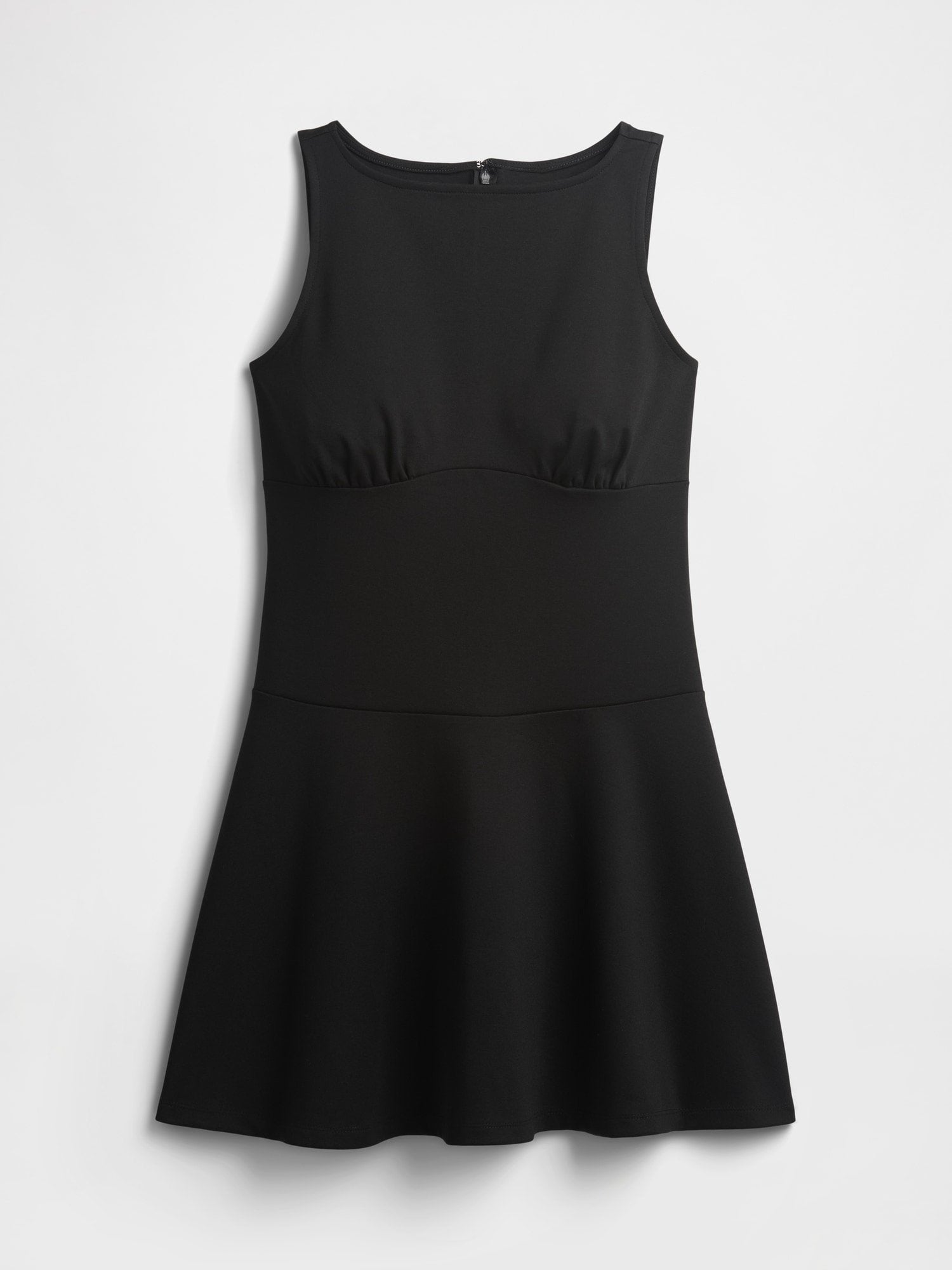 Ärmelloses schwarzes Kleid mit tailliertem Oberteil, rundem Ausschnitt und ausgestelltem Rock, flach auf weißem Hintergrund präsentiert.