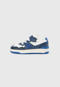 Sneaker in Weiß, Marineblau und Blau mit strukturiertem Obermaterial, Schnürverschluss und Klettverschluss. Ausgestattet mit einer Gummisohle mit Grip-Details.
