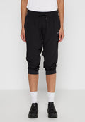 Schwarze Capri-Hosen aus leichtem Stoff mit einem elastischen Bund, einer Kordel und engen Bündchen. Enthält ein kleines Logo an der Seite.