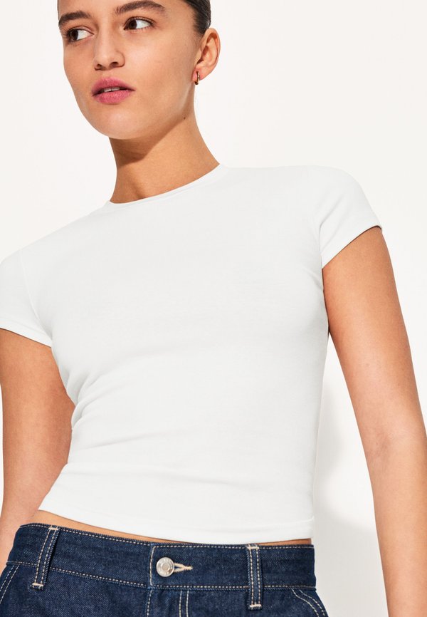 Bershka SHORT SLEEVES WITH A ROUND NECK - T-SHIRT 02666152 - Basic T-shirt - white