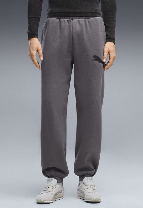 Puma PUMA SPORT RELAXED STREET GRAPHIC FLEECE JOGGINGHOSE - Tracksuit bottoms - moody gray