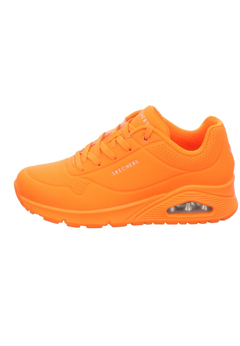 Orange Skechers-Sneaker mit einer glatten, glänzenden Oberfläche, durchbrochenen Akzenten, gepolstertem Kragen und sichtbarem Air Cushion in der Ferse.