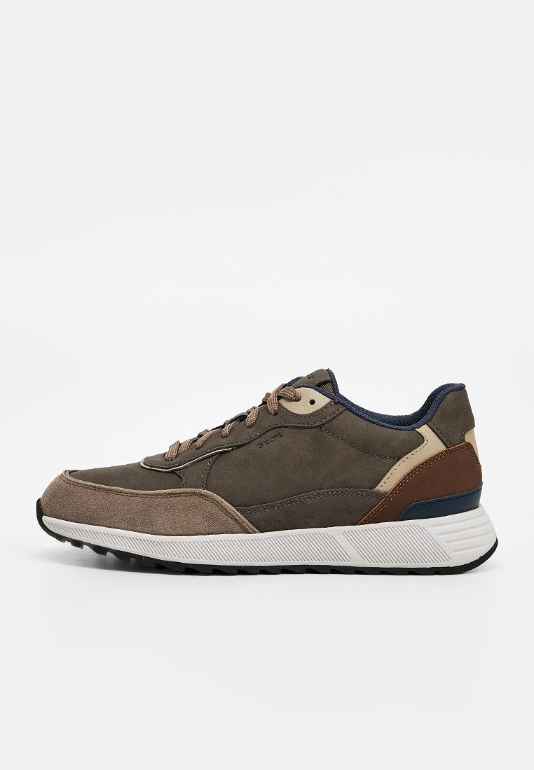 Low-Top-Casual-Sneaker aus braunem Wildleder und Leder mit beigen Akzenten und weißer strukturierter Sohle, seitlich auf weißem Hintergrund abgebildet.