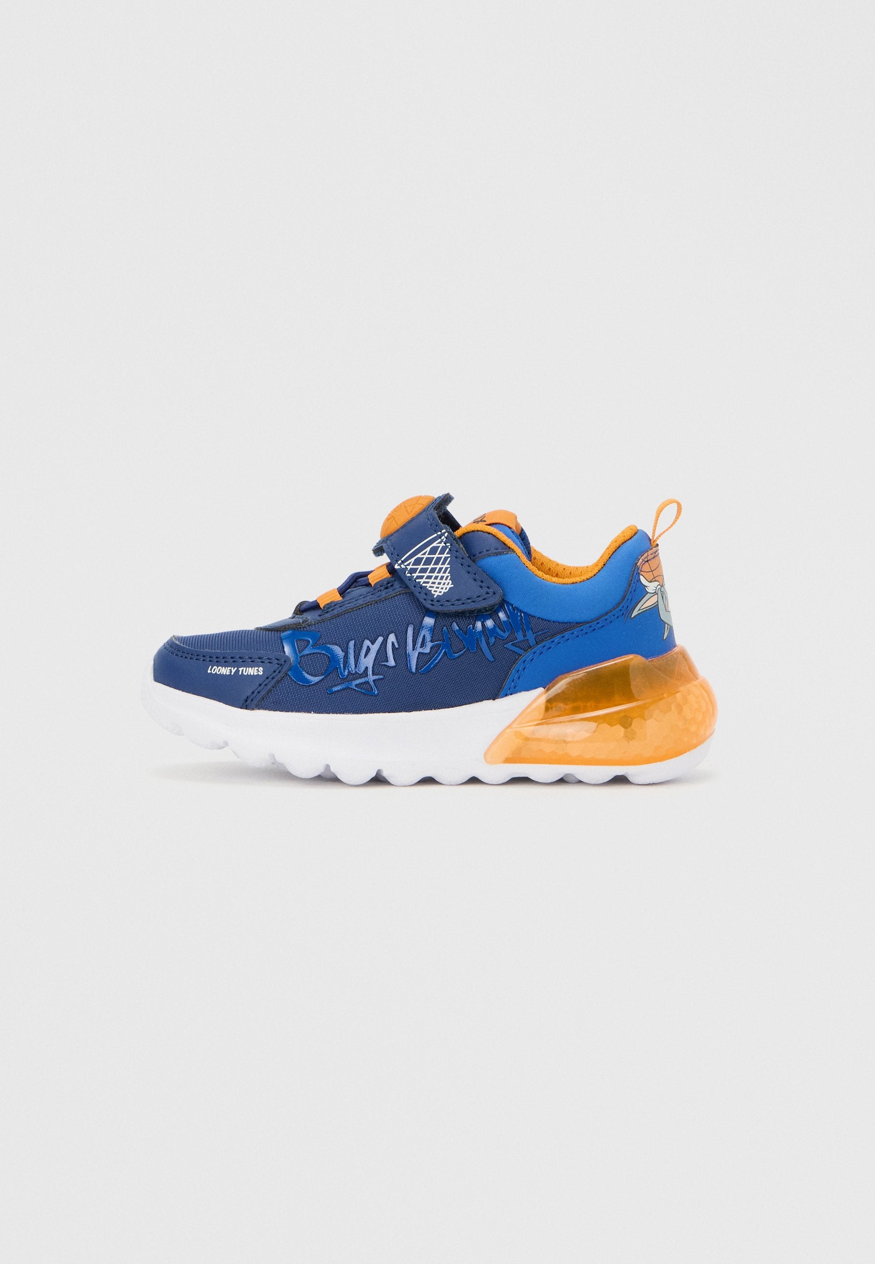 Blauer Sneaker mit orangenen Akzenten, ausgestattet mit einem Mesh-Obermaterial, gepolstertem Kragen, Klettverschluss und halbtransparentem orangenem Fersenbereich. Verziert mit Grafiken.