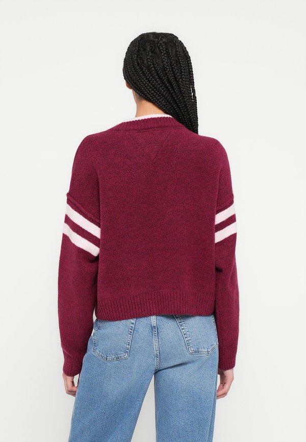 Tommy Jeans INTARSIA LOGO V-NECK RELAXED JUMPER