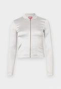 Weißes Satin-Zip-Up-Jackett mit langen Ärmeln, figurbetontem Design, geripptem Kragen und rotem Logo-Detail am Hals. Glatte Textur mit minimalem Glanz.