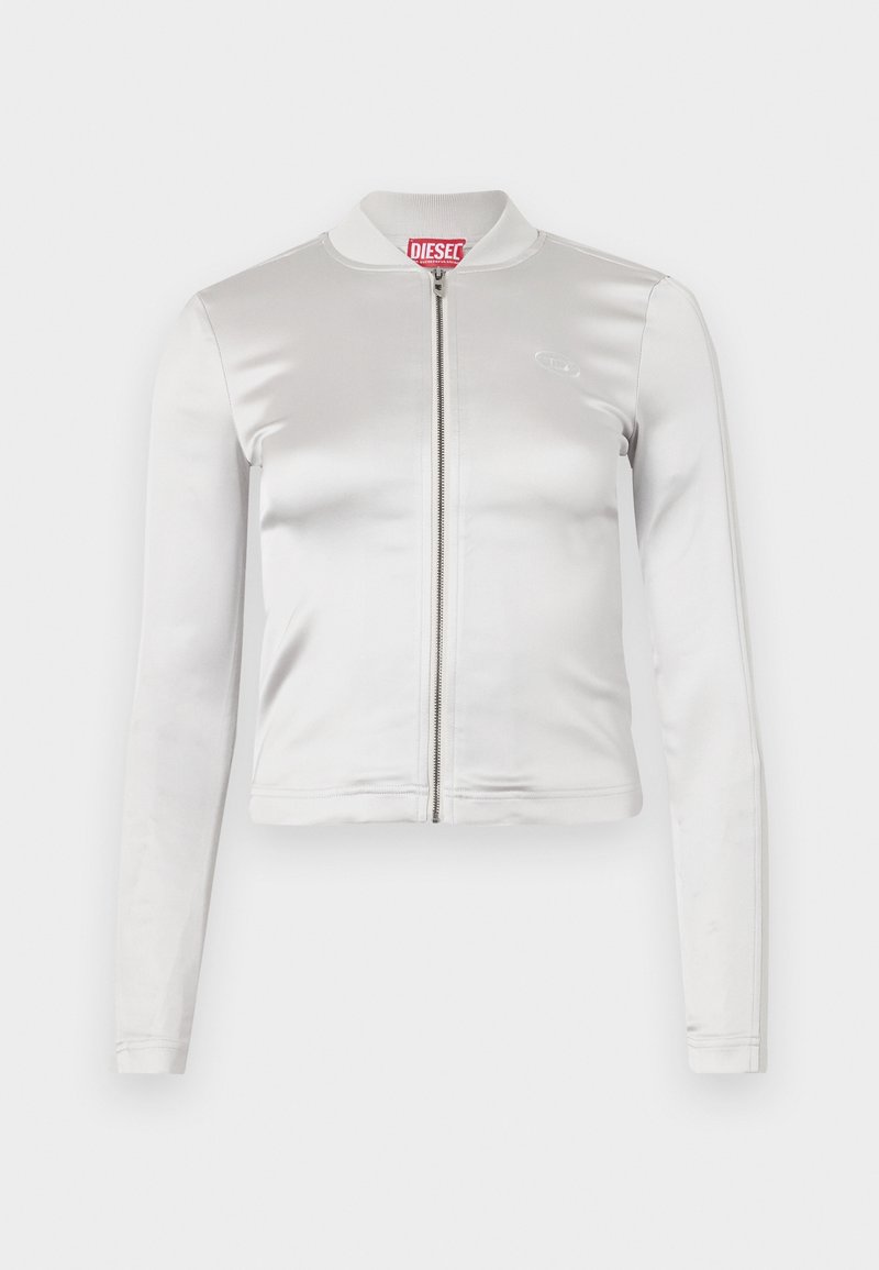 Weißes Satin-Zip-Up-Jackett mit langen Ärmeln, figurbetontem Design, geripptem Kragen und rotem Logo-Detail am Hals. Glatte Textur mit minimalem Glanz.