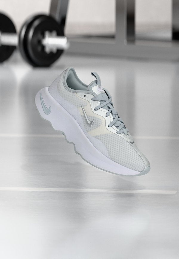 Nike Performance MOTIVA 2 - Training shoe - white/metallic silver-coloured/pure platinum-coloured