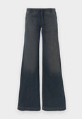 Dunkle Denim-Weitbein-Hose mit elastischem Bund, Kordelzug-Detail und dezentem Verblassen an den Beinen. Roter Logo-Akzent auf der Vorderseite.