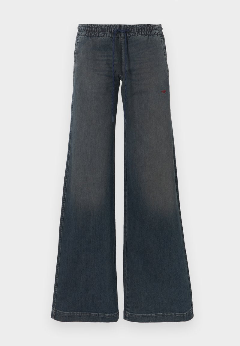 Dunkle Denim-Weitbein-Hose mit elastischem Bund, Kordelzug-Detail und dezentem Verblassen an den Beinen. Roter Logo-Akzent auf der Vorderseite.
