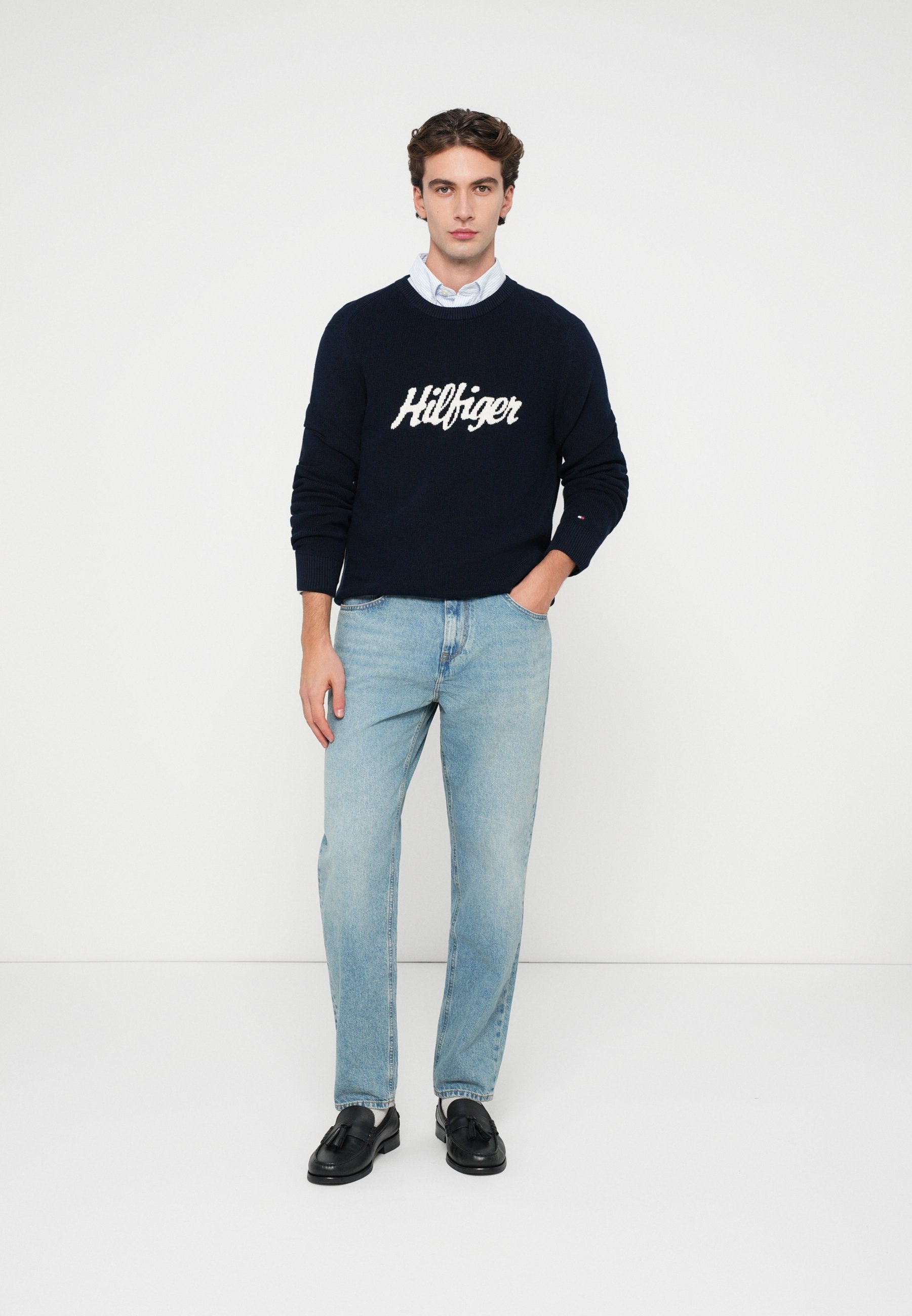 SEASONAL GRAPHIC C NECK Media 2
