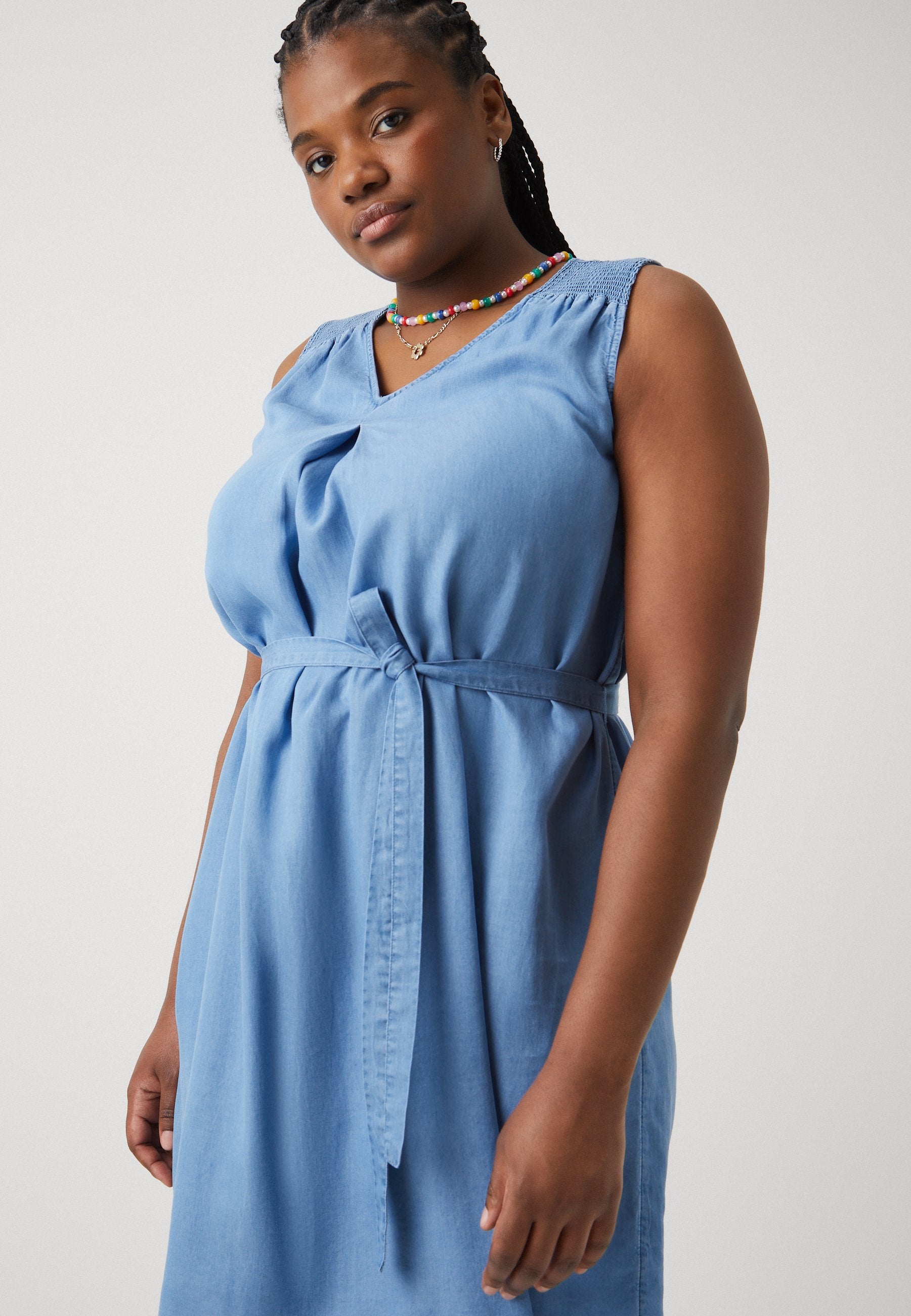 CARLAURA V NECK DRESS Media 5