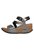 Graue Keilsandalen mit strukturiertem Design, Korksohle und verstellbarem Knöchelriemen mit metallischer Schnalle.