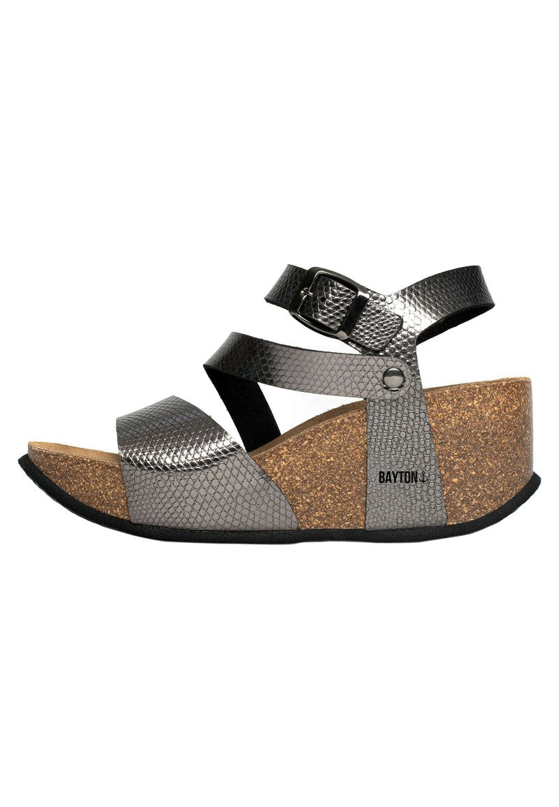 Graue Keilsandalen mit strukturiertem Design, Korksohle und verstellbarem Knöchelriemen mit metallischer Schnalle.