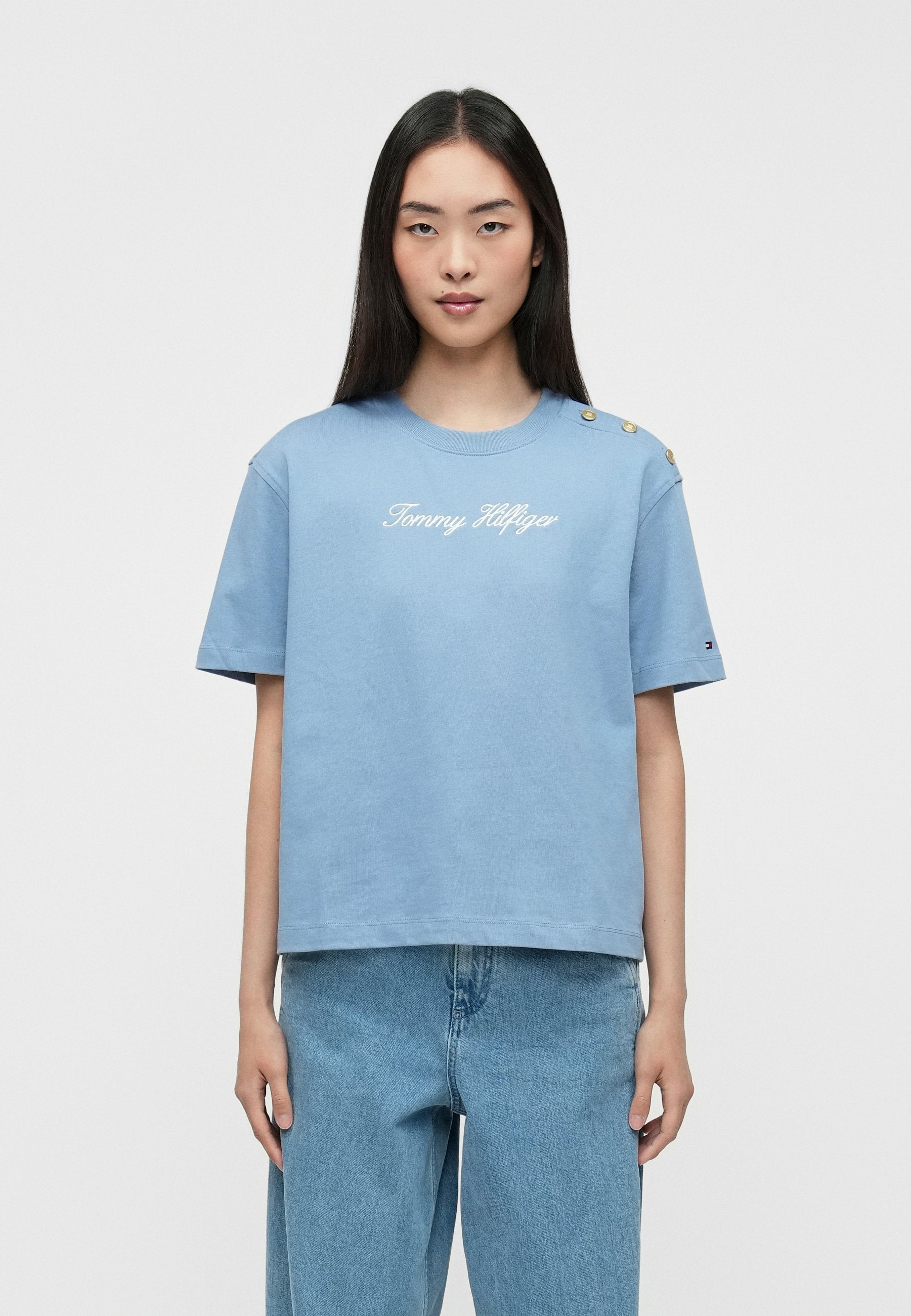 GOLD-TONE BUTTON LOGO EMBROIDERY RELAXED T-SHIRT Media 3