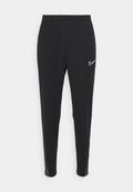 Schwarze Sporthose aus leichtem Material mit slim fit. Verfügt über einen elastischen Bund und ein weißes Nike-Logo auf der linken Seite.