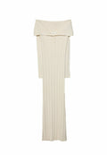 Off-Shoulder, cremefarbendes Maxikleid aus geripptem Material mit langen Ärmeln, vorderen Knöpfen und einer weichen Textur.