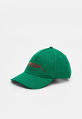 Grüne Baseballkappe aus Baumwolle mit gebogenem Schirm und rotem, gesticktem Logo auf dem Frontpaneel. Texturiertes Gewebe mit Ziernähten.