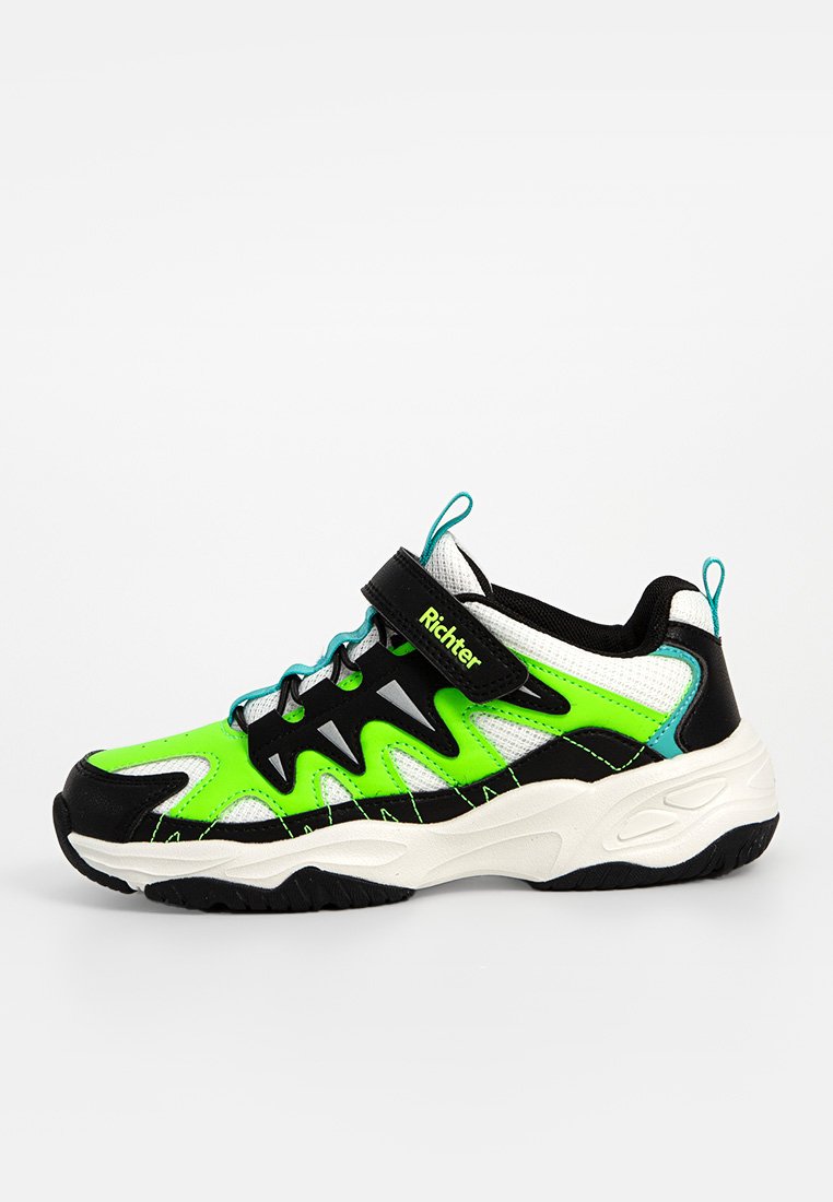 Grüner und schwarzer Sportschuh mit einem strukturierten Mesh-Obermaterial, verstellbarem Riemen und einer klobigen weißen Mittelsohle; verfügt über einen blauen Akzent an der Ferse.