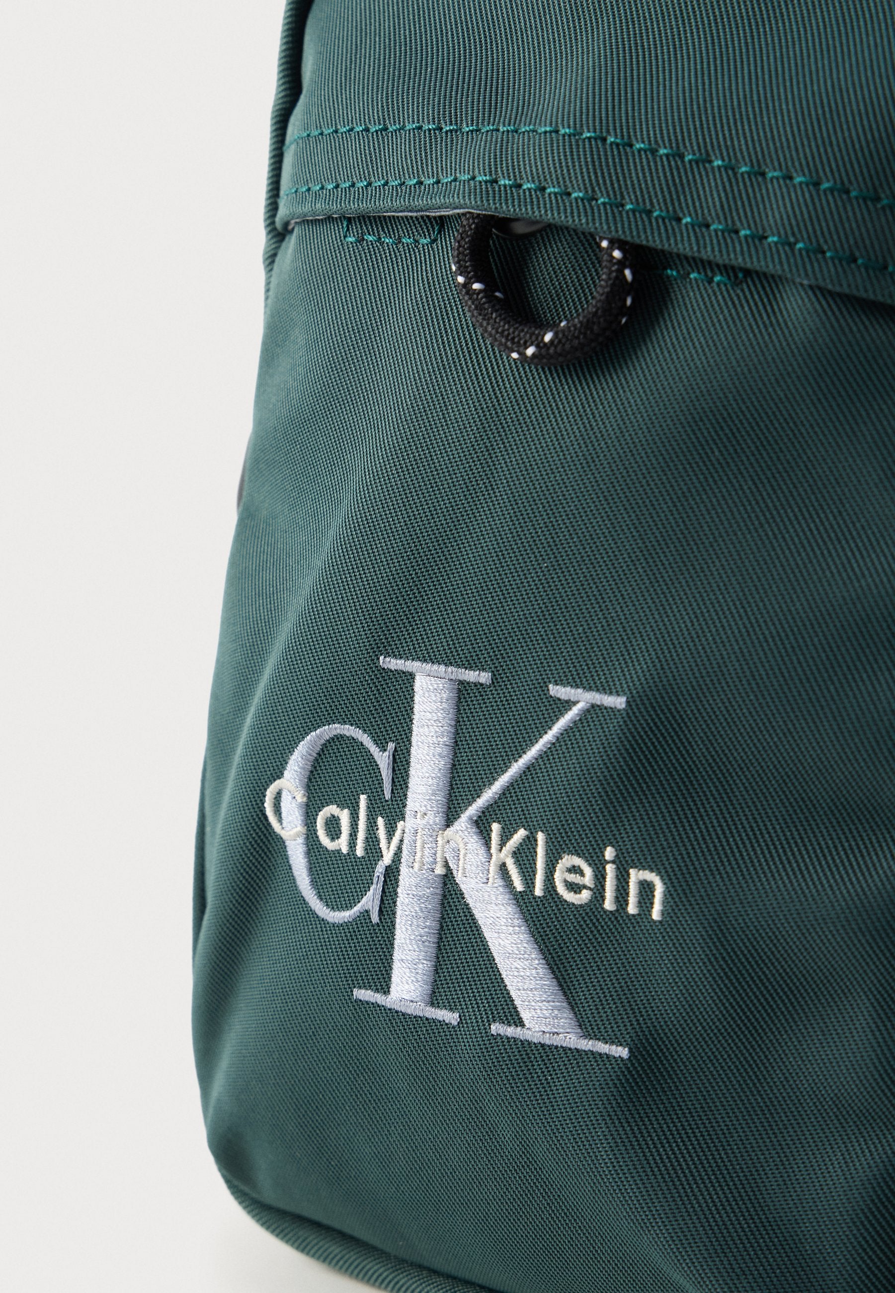 Calvin Klein BOLD LOGO SLIM REPORTER