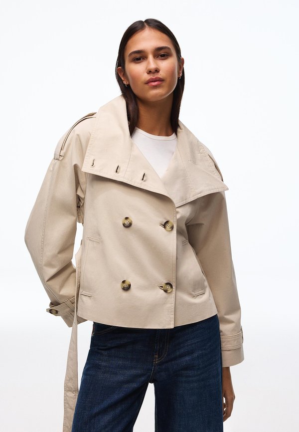 Bershka FUNNEL NECK TRENCH JACKET 00030200 - Summer jacket - sand