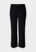 Schwarze gerade geschnittene Hose mit Knopf- und Reißverschluss, seitlichen Taschen und Gürtelschlaufen, vor einem einfarbigen hellen Hintergrund präsentiert.