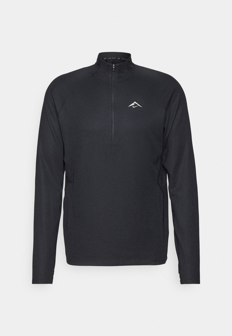 Schwarzer Pullover mit langen Ärmeln und einem halben Reißverschluss, aus strukturiertem Material und mit einem kleinen, weißen Logo auf der Brust.