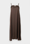 Braunes ärmelloses Maxikleid mit dünnen verstellbaren Trägern und V-Ausschnitt, präsentiert vor einem schlichten hellen Hintergrund.