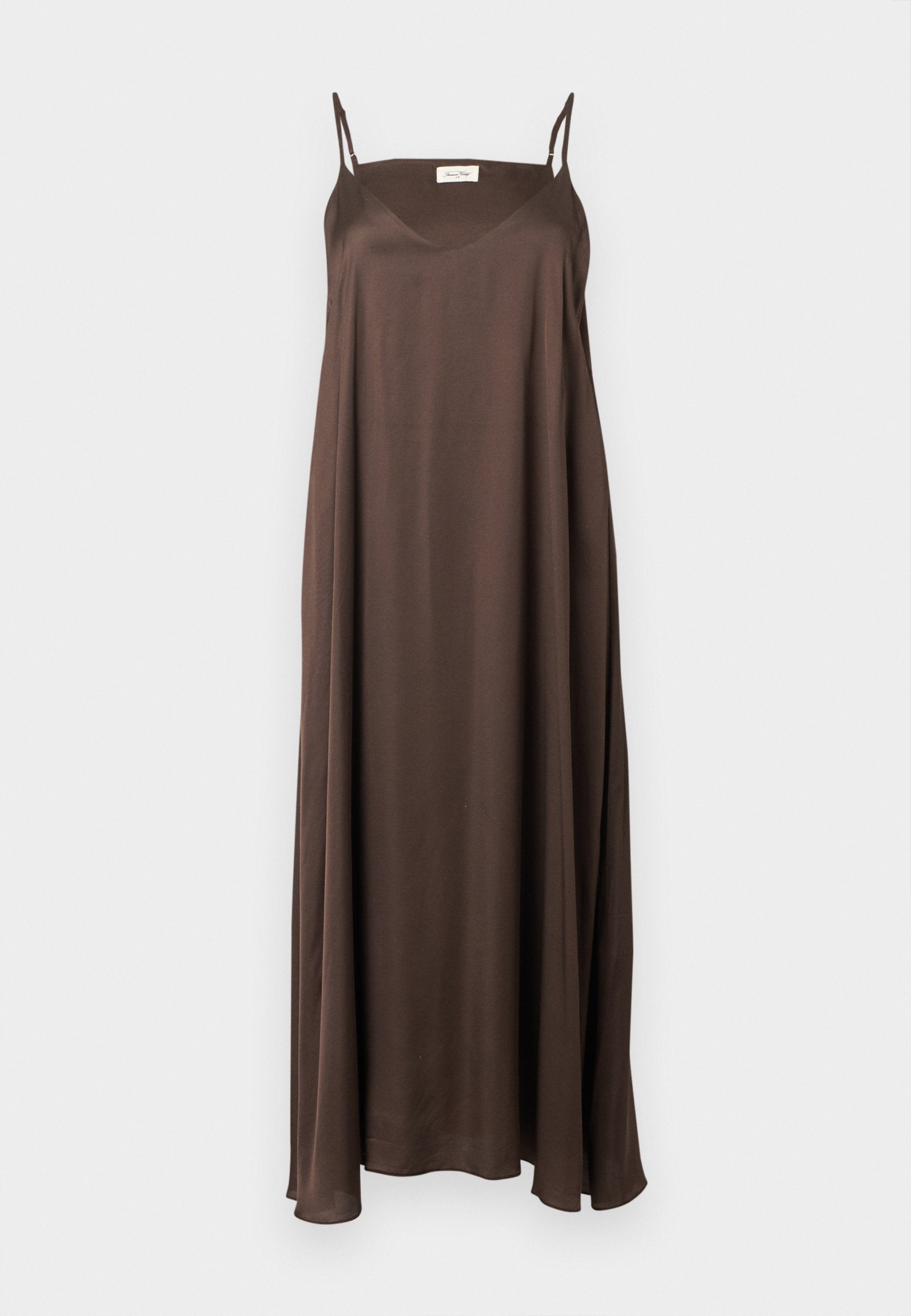 Braunes ärmelloses Maxikleid mit dünnen verstellbaren Trägern und V-Ausschnitt, präsentiert vor einem schlichten hellen Hintergrund.