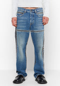 Blaue Denim-Jeans mit lässiger Passform, ausgestattet mit einer ausgewaschenen Optik, kontrastierenden Seitenteilen und einem klassischen Fünf-Taschen-Design.