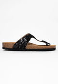 Schwarze Glitzer-Sandalen mit einem Korkfußbett, einem schwarzen Riemen und einer verstellbaren Schnalle sowie einer strukturierten schwarzen Gummisohle.