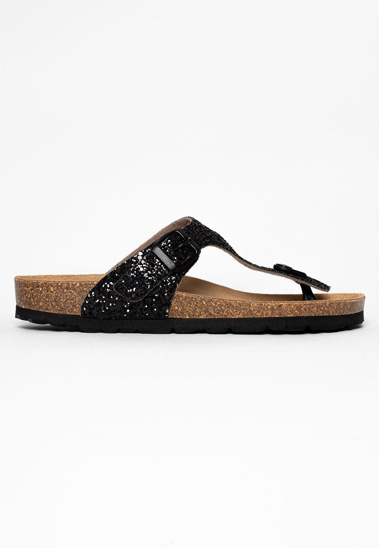 Schwarze Glitzer-Sandalen mit einem Korkfußbett, einem schwarzen Riemen und einer verstellbaren Schnalle sowie einer strukturierten schwarzen Gummisohle.
