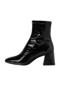Schwarze Lackleder-Stiefelette mit spitzer Zehe, strukturierter Ferse und schlupfdesign, das subtile Falten auf dem Obermaterial aufweist.