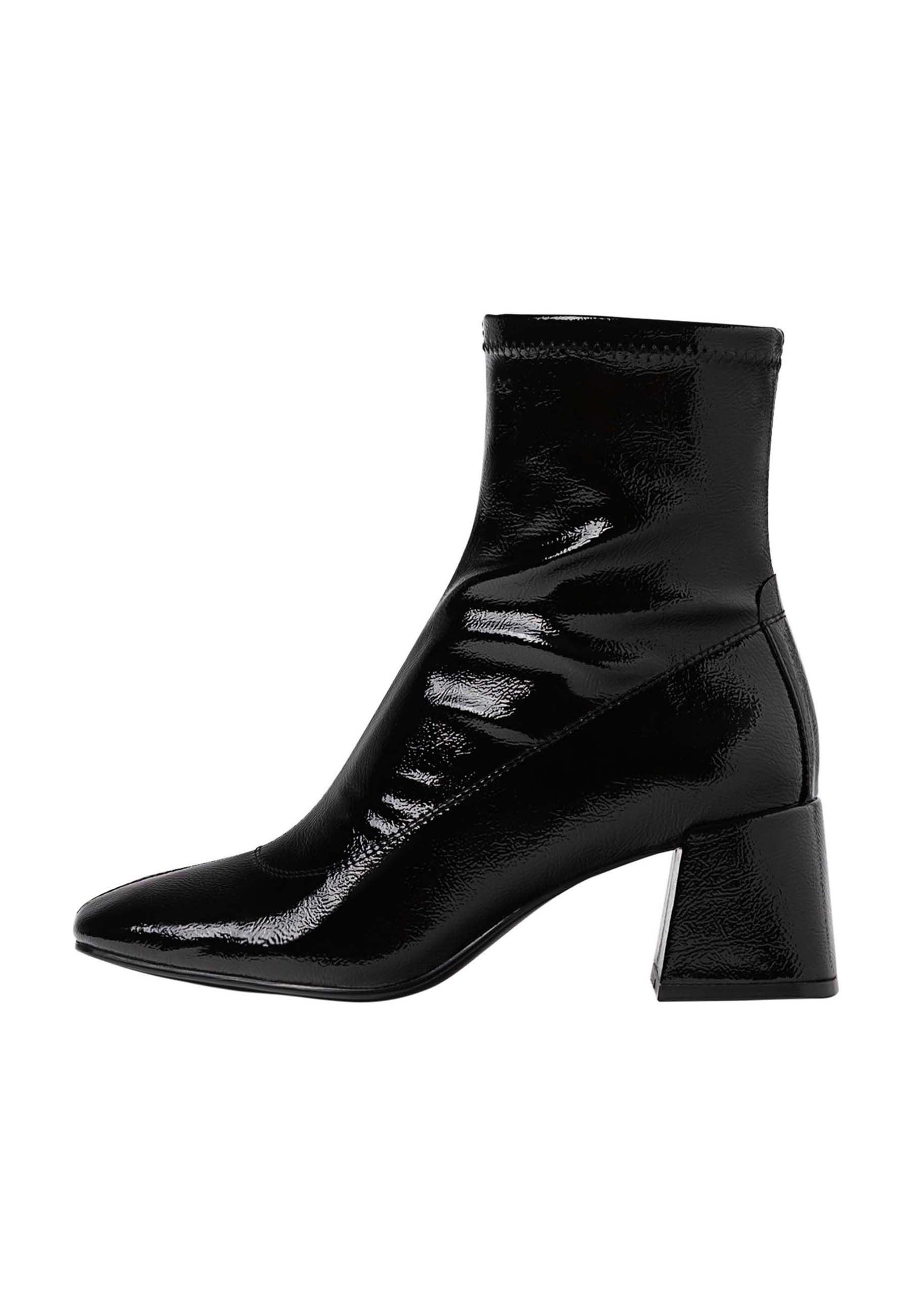 Schwarze Lackleder-Stiefelette mit spitzer Zehe, strukturierter Ferse und schlupfdesign, das subtile Falten auf dem Obermaterial aufweist.