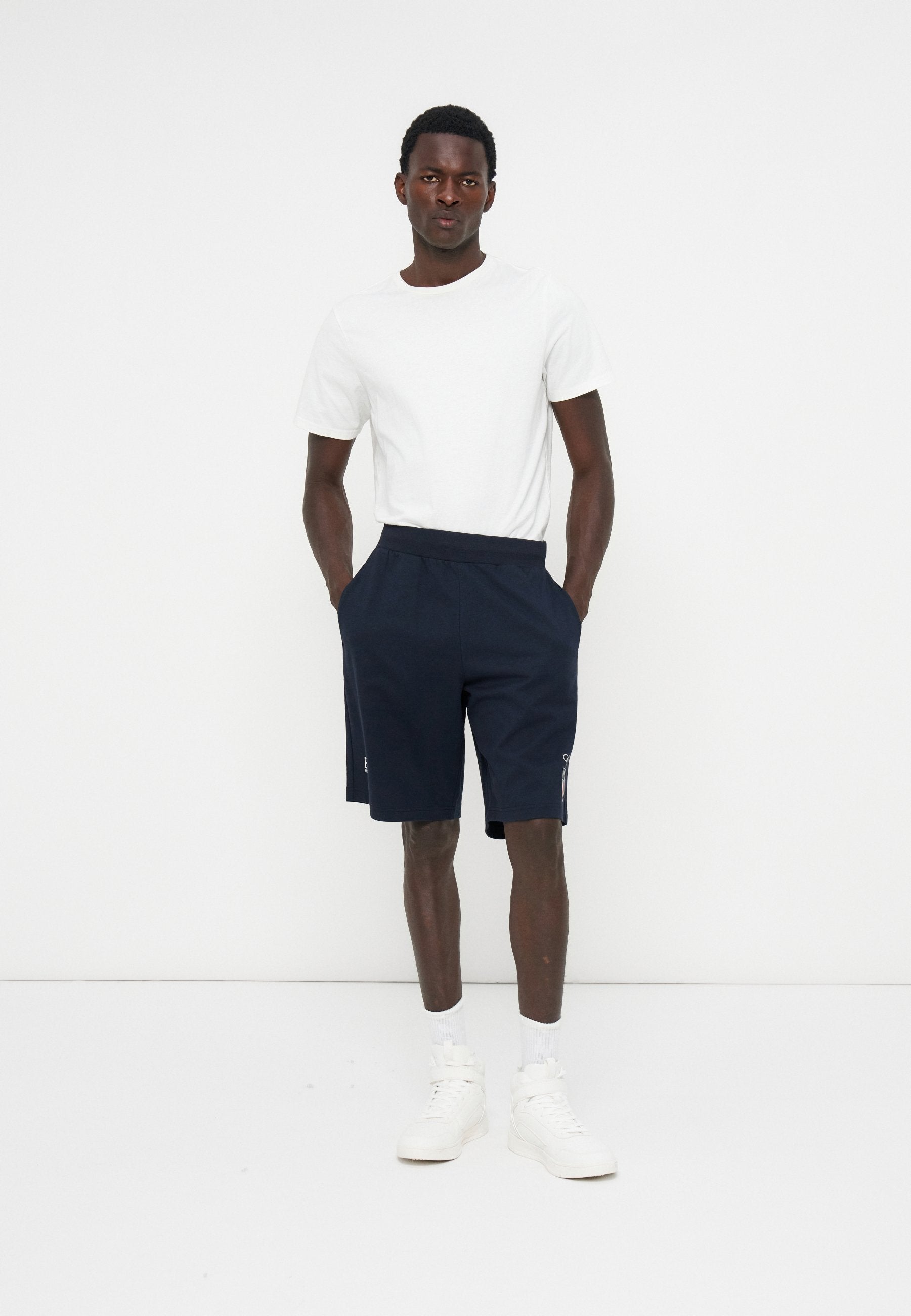 EA7 Emporio Armani Kurze Sporthose Media 3