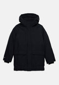 Schwarze isolierte Winterjacke mit Kapuze, Frontklappentaschen und Reißverschluss, entworfen für Schutz bei kaltem Wetter.