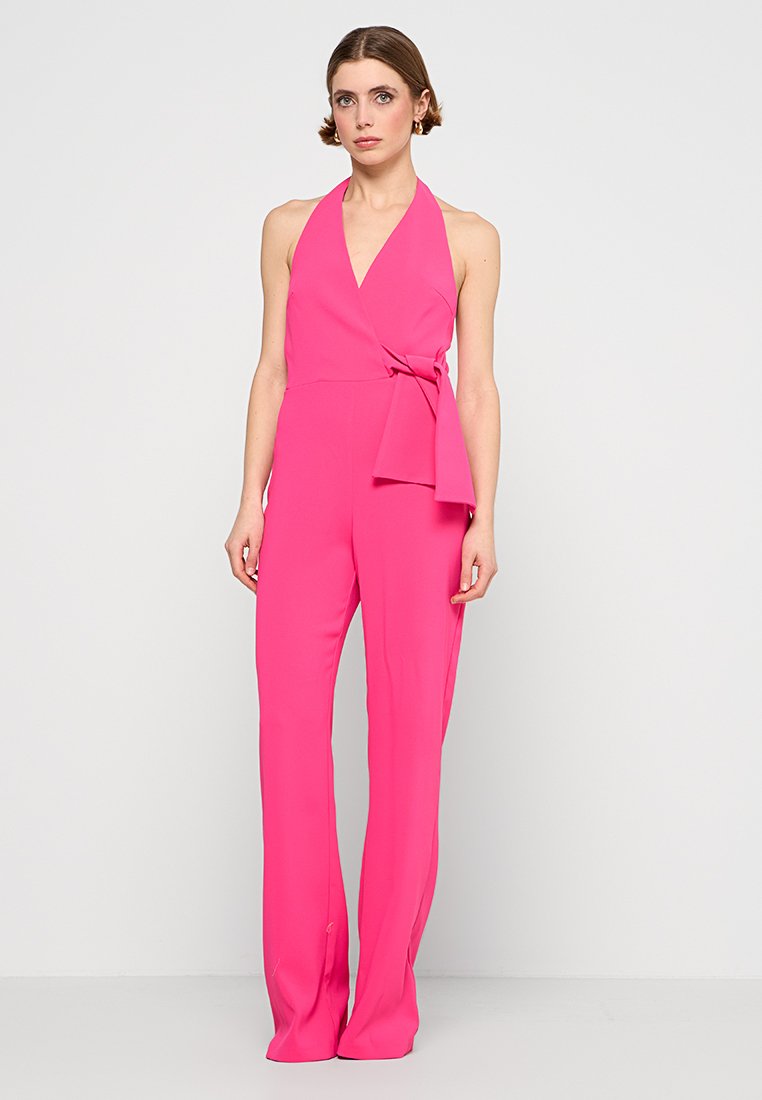 Fuchsiasfarbener Halter-Overall mit einem Wickeldetail an der Taille, weitem Bein und glatter Textur. Schlichtes Design ohne zusätzliche Muster oder Akzente.