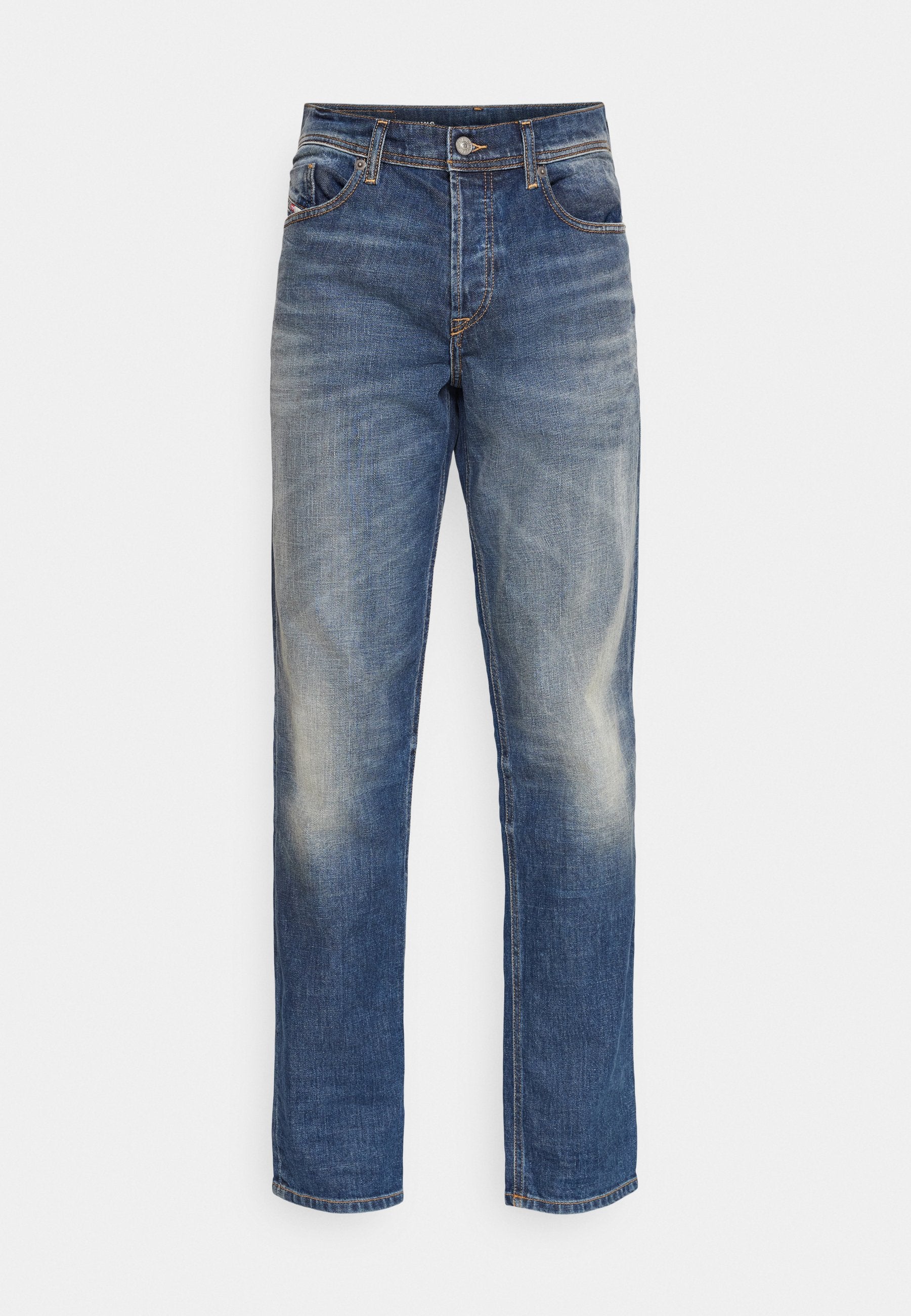 Jeans aus Denim in einer mittleren blauen Waschung, mit geradem Schnitt, ausgewaschenen Bereichen, Fünf-Taschen-Design und klassischem Knopfverschluss am Bund.