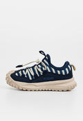 Marineblaue und weiße gestreifte Sneaker mit beiger Sohle, elastischen Schnürsenkeln und robustem Profil, seitlich mit "WHEAT" gebrandet.