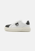 Schwarz-weiße Leder Sneakers mit einer strukturierten Plateausohle, auffälligem Logo-Detail an der Seite und kontrastierendem schwarzen Zehenbereich.