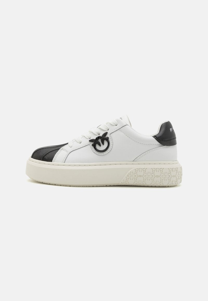Schwarz-weiße Leder Sneakers mit einer strukturierten Plateausohle, auffälligem Logo-Detail an der Seite und kontrastierendem schwarzen Zehenbereich.